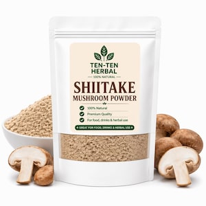 Puede incluir: Una bolsa blanca de polvo de setas Shiitake con el texto "TEN-TEN HERBAL" y "SHIITAKE MUSHROOM POWDER". Setas enteras y en rodajas rodean la bolsa, junto con un cuenco de polvo.