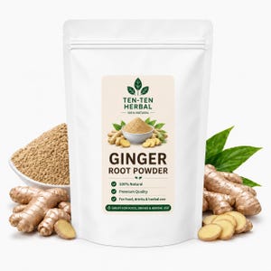 Op de afbeelding: Een witte stazak met Ten-Ten Herbal gemberwortelpoeder. Het etiket toont een kom met beige poeder, verse gemberwortels en groene bladeren. De tekst bevat 100% Natural, Premium Quality en For food, drinks & herbal use.