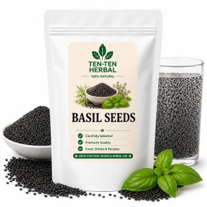 Op de afbeelding: Een witte stazak met het label TEN-TEN HERBAL 100% NATURAL BASIL SEEDS. Het etiket toont een kom met zwarte zaden en groene basilicumblaadjes. Naast de zak staan een witte kom gevuld met zwarte zaden en een glas gevuld met geweekte zaden.