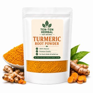Puede incluir: Una bolsa blanca de polvo de raíz de cúrcuma con el texto "TEN-TEN HERBAL" y "TURMERIC ROOT POWDER". Un cuenco de polvo de cúrcuma, raíces de cúrcuma y hojas verdes están dispuestas alrededor de la bolsa.