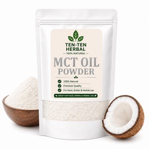 Op de afbeelding: Een witte zak MCT Oil Powder met een label met de tekst "Ten-Ten Herbal - 100% Natural". Naast de zak staan een houten kom met poeder en een halve kokosnoot. Het label vermeldt ook "100% Natural, Premium Quality, For food, drinks & herbal use."