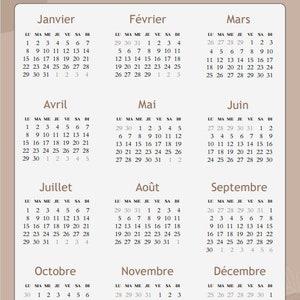 Può includere: Un calendario francese del 2024 con sfondo beige e stelle dorate. Ogni mese è visualizzato in una casella separata con i giorni della settimana etichettati in francese. Il calendario è intitolato "Calendrier 2024".