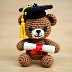 Llavero de osito de graduación de crochet hecho a mano: regalo para graduados, osito de peluche amigurumi con birrete y diploma, recuerdo de la promoción de 2025.