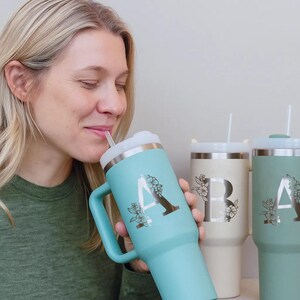 Copo personalizado com inicial floral e alça – Caneca personalizada com letra e canudo – Presente para ela, presente para madrinha, caneca com monograma 40oz