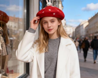 Basco a forma di fungo in feltro di lana fatto a mano con coniglio a pois rossi / Regalo unico di Natale Cottagecore / Accessorio per cappello a forma di animale in stile vintage