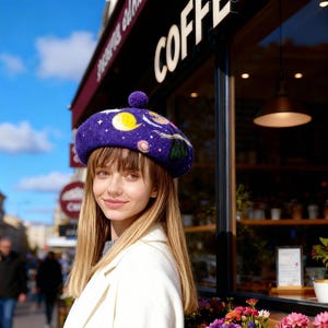 Berretto in feltro di lana fatto a mano con design galassia spaziale blu / Capo di tendenza all'avanguardia / Accessorio di moda unico / Cappello cosmico personalizzato immagine 1