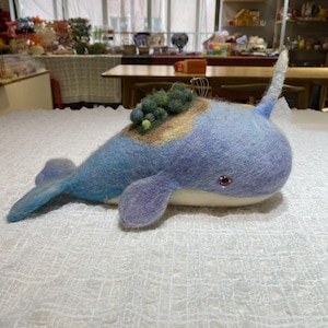 Ornamento de baleia de feltro | Decoração de berçário com tema oceano | Animal de feltro de agulha | Monodon Monoceros de lã | Ornamento de suspensão da árvore | Decoração de Natal