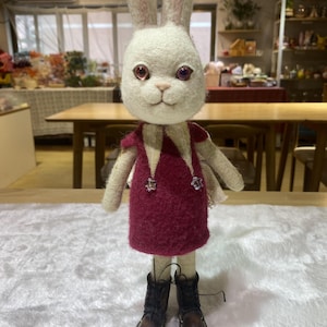 Naaldvilten konijn | Wollen konijn | Haas met lange oren | Konijn in jurk | Vilten dier | Cadeau voor kinderen | Konijntje met laarzen | Konijnornament