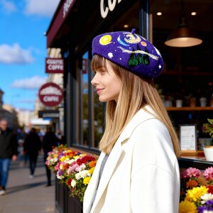Berretto in feltro di lana fatto a mano con design galassia spaziale blu / Capo di tendenza all'avanguardia / Accessorio di moda unico / Cappello cosmico personalizzato immagine 14