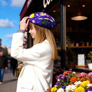 Berretto in feltro di lana fatto a mano con design galassia spaziale blu / Capo di tendenza all'avanguardia / Accessorio di moda unico / Cappello cosmico personalizzato immagine 9