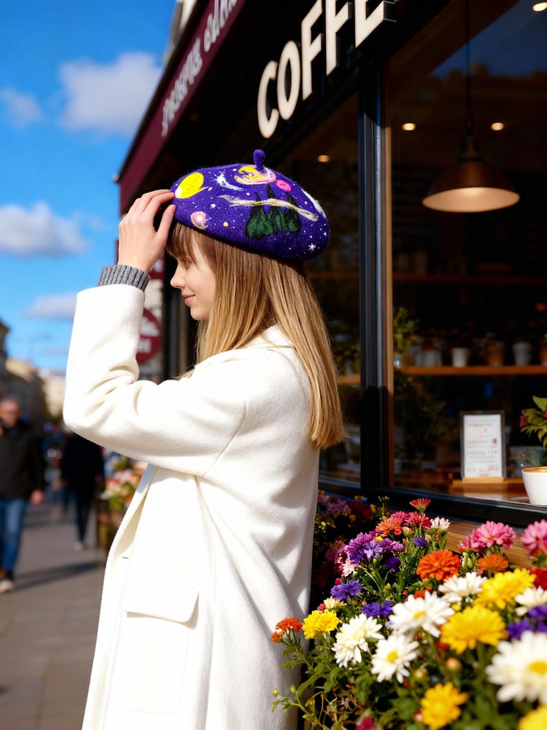 Berretto in feltro di lana fatto a mano con design galassia spaziale blu / Capo di tendenza all'avanguardia / Accessorio di moda unico / Cappello cosmico personalizzato immagine 9