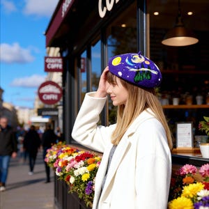 Berretto in feltro di lana fatto a mano con design galassia spaziale blu / Capo di tendenza all'avanguardia / Accessorio di moda unico / Cappello cosmico personalizzato immagine 12