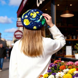 Berretto in feltro di lana fatto a mano con design galassia spaziale blu / Capo di tendenza all'avanguardia / Accessorio di moda unico / Cappello cosmico personalizzato immagine 13