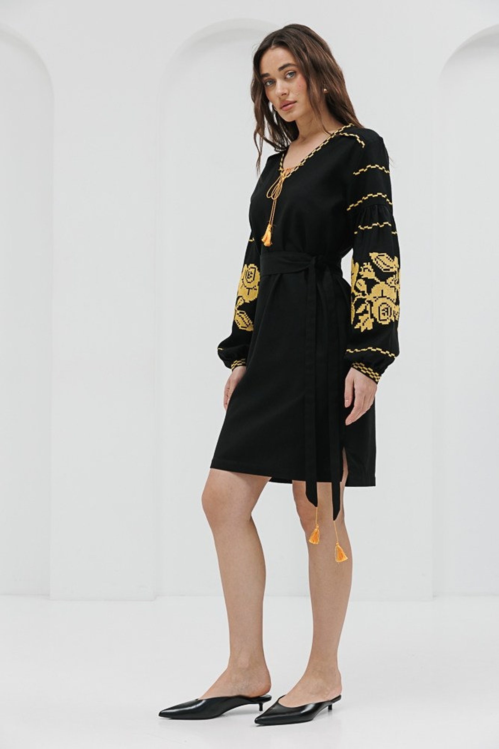 Crest embroidered short dress