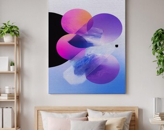 Könnte beinhalten: Ein rechteckiges Leinwandbild mit einer Komposition aus überlappenden Kreisen in Violett-, Rosa- und Orangetönen, kontrastiert durch einen soliden schwarzen Kreis und weiße diagonale Linienmuster auf einem hellblauen und weißen Farbverlauf.