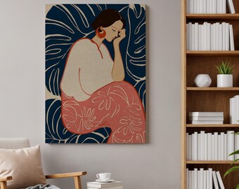 Könnte beinhalten: Ein rechteckiger Wandkunstdruck mit einer stilisierten Illustration einer Person mit dunklem Haar, die den Kopf auf die Hand stützt. Die Person trägt ein cremefarbenes Oberteil und einen korallenroten Rock mit floralen Linien vor dunkelblauem Hintergrund.