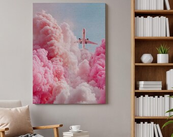 Könnte beinhalten: Ein rechteckiger Wandkunstdruck, der ein Verkehrsflugzeug zeigt, das durch dichte, voluminöse rosa und weiße Wolken vor einem hellblauen Himmel fliegt. Die Komposition zeigt das Flugzeug inmitten der strukturierten, watteartigen Wolken.