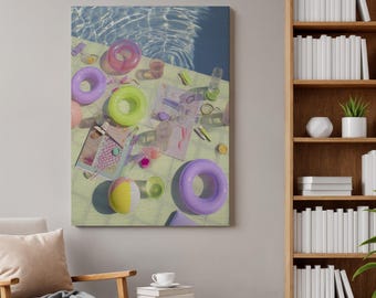 Könnte beinhalten: Ein rechteckiger Wandkunstdruck, der eine Schwimmbadszene mit einem hellgrünen Fliesenboden, mehreren bunten aufblasbaren Schwimmringen in Lila, Pink und Limettengrün, einem Strandball und verschiedenen kleinen Gegenständen auf der Fläche zeigt.