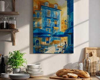 Könnte beinhalten: Ein rechteckiger Wandkunstdruck, der eine lebhafte Straßenszene mit blauen Gebäuden, Balkonen und gelbem Sonnenlicht zeigt. Das Kunstwerk zeigt Straßencafétische mit blauen Sonnenschirmen und Stühlen in einer städtischen Umgebung.