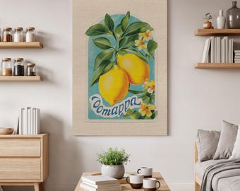 Könnte beinhalten: Ein rechteckiger Wandkunstdruck auf strukturiertem beigem Hintergrund mit einer Illustration im Vintage-Stil von zwei leuchtend gelben Zitronen, die an einem grünen Zweig mit kleinen weißen Blüten hängen, vor einem blauen Bogen mit dem Text "domappa".