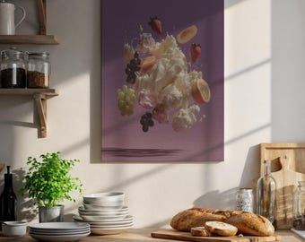 Könnte beinhalten: Ein rechteckiger Wandkunstdruck mit einer zentralen Ansammlung von schwebender weißer Sahne, Erdbeeren, Weintrauben und Pfirsichscheiben vor einem einfarbigen violetten Hintergrund. Das Bild hängt an einer Wand über einer Küchentheke mit Brot.