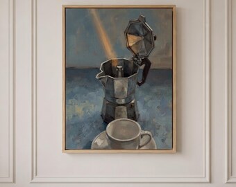 Könnte beinhalten: Ein Ölgemälde in einem Holzrahmen zeigt eine metallische Mokkakanne mit geöffnetem Deckel, die hinter einer weißen Kaffeetasse mit Untertasse steht. Ein einzelner Strahl warmen Lichts beleuchtet die Kaffeemaschine vor einem blauen Hintergrund.