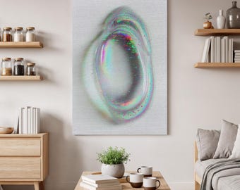 Könnte beinhalten: Ein rechteckiges Leinwandbild mit einem zentralen abstrakten Design aus irisierenden, holografisch wirkenden Wirbeln in Grün, Pink und Blau auf einem strukturierten, hellgrauen Hintergrund, präsentiert in einem modernen Wohnzimmer.