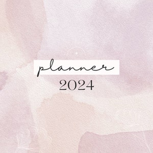 Könnte beinhalten: Ein Aquarellhintergrund mit einem weißen Rechteck, auf dem "planner" und das Jahr "2024" in schwarzer Schrift stehen.