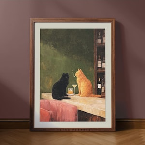 Könnte beinhalten: Gerahmter Kunstdruck mit zwei Katzen in einer Bar. Eine schwarze Katze sitzt, während die andere, eine orangefarbene Katze, eine Zigarette raucht. Ein Martini und ein Getränk mit Eis stehen auf der Bar. Der Druck ist in einem Holzrahmen.