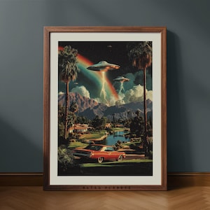 Peut inclure: Impression d'art encadrée présentant un paysage rétro avec des palmiers, un arc-en-ciel et des soucoupes volantes. Une voiture rouge est garée près d'un lac. Le texte "RETRO PLANETS" est au bas du cadre.