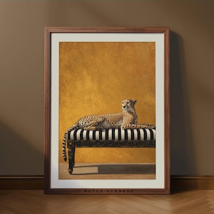 Puede incluir: Una impresión artística enmarcada que presenta un guepardo descansando sobre un banco a rayas blancas y negras. El guepardo tiene un pelaje manchado sobre un fondo amarillo dorado. El marco es de color marrón oscuro. El texto "RETRO PLANETS" está en la parte inferior.