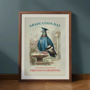Decorazione murale per bagno con piccione laureato - Poster umoristico retrò con uccelli divertenti - Decorazione stampabile della Precision Dropping Academy