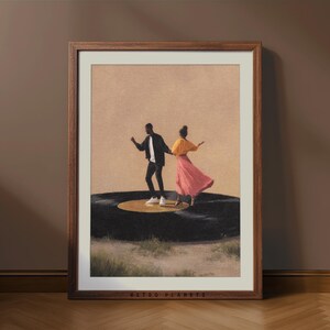 Puede incluir: Una impresión artística enmarcada que muestra a una pareja bailando sobre un disco de vinilo. El hombre lleva una chaqueta y pantalones negros, mientras que la mujer lleva un top amarillo y una falda rosa. La impresión está sobre un fondo marrón, con el texto "RETRO PLANETS" en la parte inferior.