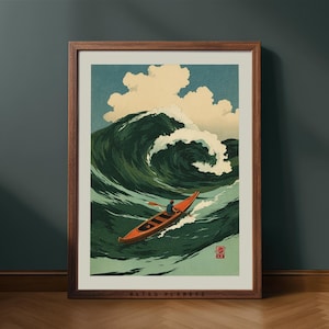 Può includere: Una stampa artistica incorniciata che raffigura l'illustrazione stilizzata di una persona che pagaia su un kayak arancione attraverso una grande onda oceanica verde scuro. La scena include un cielo azzurro con grandi nuvole bianche e un sigillo.