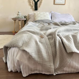 Grijze mousseline deken – 100% katoenen deken – Zachte gaassprei – Neutraal boho-beddengoed – Lichtgewicht zomerdeken