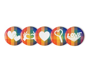 Puede incluir: Cinco botones de colores arcoíris con diferentes diseños de temática amorosa. Los diseños incluyen dos corazones entrelazados, una mano haciendo una forma de corazón, un corazón con una cerradura, un corazón con una llave y la palabra "LOVE" con una forma de diamante.