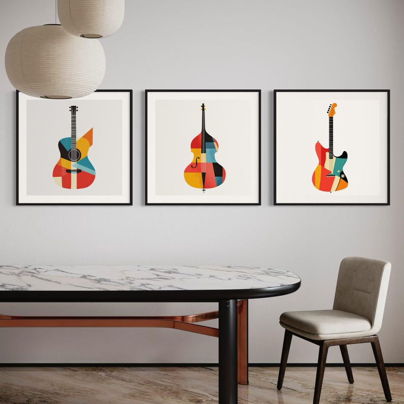Op de afbeelding: Drie ingelijste prints van muziekinstrumenten, elk met een geometrisch ontwerp in rood, geel, blauw en zwart. De instrumenten zijn een gitaar, een contrabas en een elektrische gitaar.