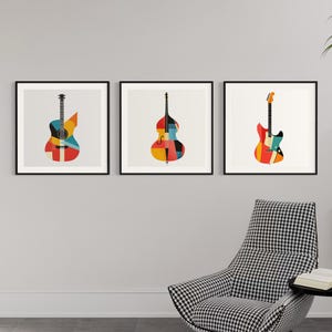 Op de afbeelding: Drie ingelijste prints van muziekinstrumenten in geometrische stijl. De prints tonen een gitaar, een contrabas en een elektrische gitaar. De instrumenten zijn allemaal in tinten rood, oranje, geel, blauw en zwart.
