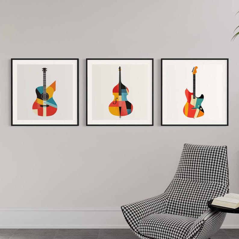 Op de afbeelding: Drie ingelijste prints van muziekinstrumenten in geometrische stijl. De prints tonen een gitaar, een contrabas en een elektrische gitaar. De instrumenten zijn allemaal in tinten rood, oranje, geel, blauw en zwart.