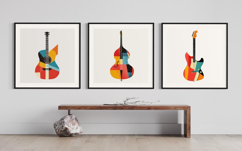 Op de afbeelding: Drie ingelijste prints van muziekinstrumenten met een geometrisch ontwerp. De prints tonen een gitaar, een bas en een elektrische gitaar. De instrumenten zijn allemaal in tinten rood, geel, blauw en zwart.