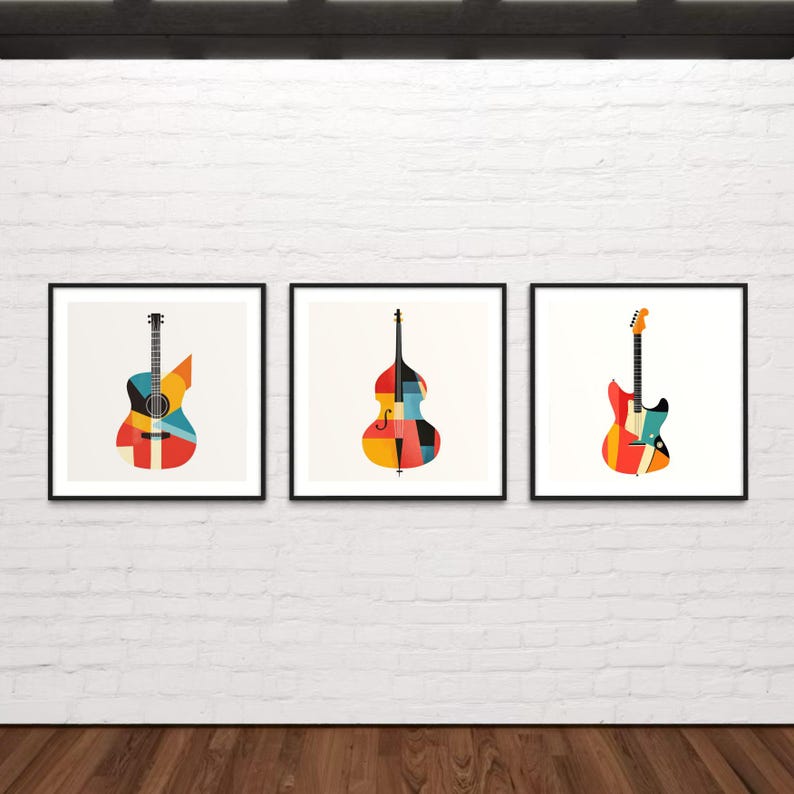 Op de afbeelding: Drie ingelijste prints van geometrisch ontworpen muziekinstrumenten. De instrumenten zijn een gitaar, een contrabas en een elektrische gitaar. De instrumenten zijn allemaal in tinten rood, oranje, geel, blauw en zwart.