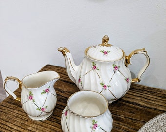 James Sadler 1930's Teapot Juego de 3 piezas, tetera, azucarero, jarra de leche, patrón rosa Itsy rose, gremio de oro, England Made.