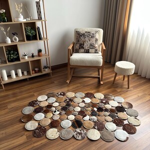 Tappeto patchwork in vera pelle bovina fatto a mano, tappeto rotondo in pelle, tappeto con motivo a cerchi naturali, arredamento moderno e rustico per la casa.