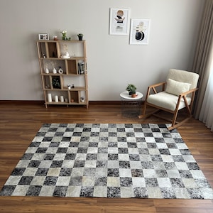 Tappeto in pelle bovina metallizzata argento, tappeto patchwork a scacchiera in pelle bovina, tappeto in pelle nera e grigia, tappeto moderno geometrico in vera pelle