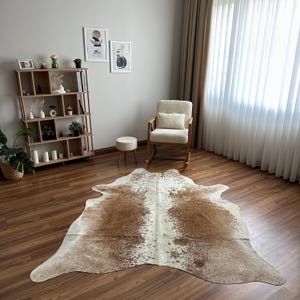Brun och vit kohudmatta - 1,8 x 2,1 m