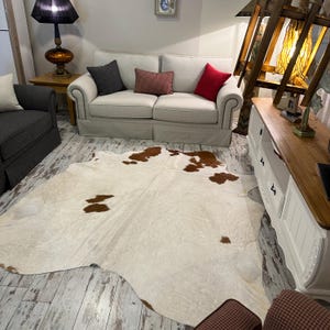 Alfombra de piel de vaca blanca con lunares marrones – 217 cm x 220 cm – Piel brasileña auténtica – Piel con pelo – Decoración minimalista y neutra