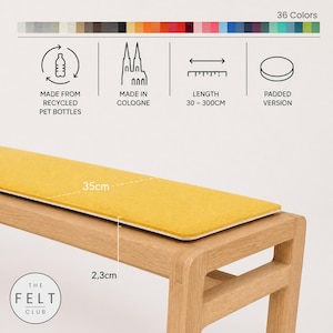 Könnte beinhalten: Ein gelbes rechteckiges Bankkissen, 35 cm lang, aus recycelten PET-Flaschen hergestellt. Das Kissen ist 2,3 cm dick und liegt auf einer Holzbank. Der Text "THE FELT CLUB" und "36 Colors" ist enthalten.