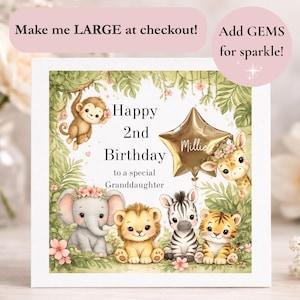 Può includere: Biglietto di compleanno quadrato a tema giungla. La carta presenta una scimmia, un elefante, un leone, una zebra e una tigre. Il testo recita "Happy 2nd Birthday to a special Granddaughter Millie". È incluso anche un palloncino a stella dorata.