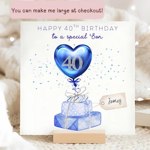 Peut inclure: Carte d'anniversaire pour un fils, avec un ballon bleu en forme de cœur portant le chiffre 40, au-dessus de boîtes cadeaux bleues. La carte dit "HAPPY 40TH BIRTHDAY to a special Son" avec le nom "James" sur une étiquette.