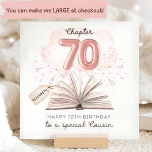 Puede incluir: Tarjeta de cumpleaños con diseño de acuarela. La tarjeta presenta el número 70 en globo rosa, un libro abierto y el texto "Feliz 70 cumpleaños a un primo especial". Una etiqueta dice "Elizabeth". La tarjeta se muestra en un soporte de madera.